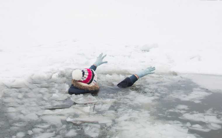 Трое несовершеннолетних россиян провалились под лед в Тверской области