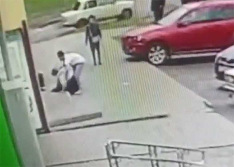 Россиянин жестоко избил 14-летнюю школьницу посреди улицы и попал на видео