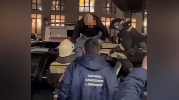 В Воронеже выписали из больницы мужчину, который прыгнул с 19-го этажа и сломал палец после ссоры с девушкой