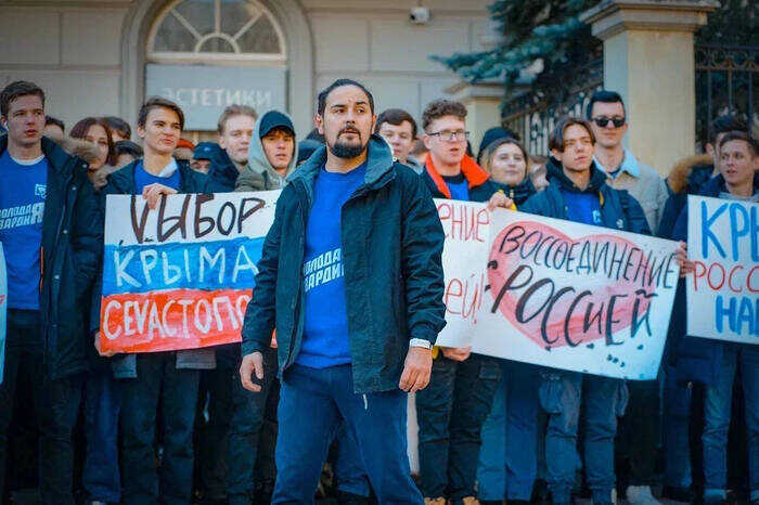 «Волонтеры» «Единой России» получают зарплату в конвертах